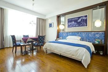 Miaozu Buyi Hotel Fenghuang Exterior photo