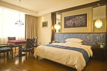 Miaozu Buyi Hotel Fenghuang Exterior photo